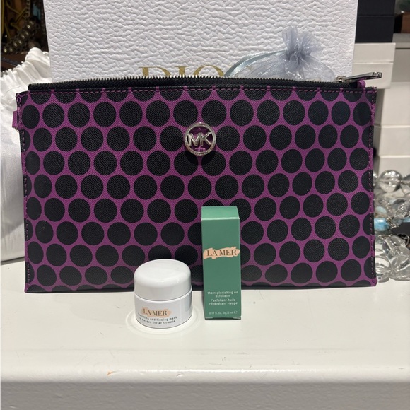 ❣️❣️❣️ BUYERS GIVEAWAY ❣️❣️❣️ NWOT MK Envelope Clutch in Polka Dots!